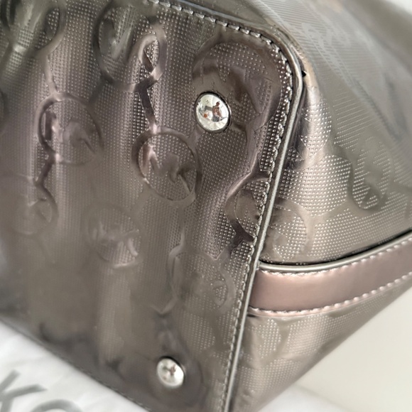 Michael Kors Hobo Tote Metallic Silver Leather cream straps. - Picture 3 of 4